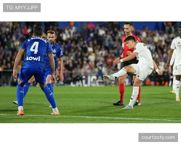 卡马文加 vs 托纳利：新一代中场核心能力对比